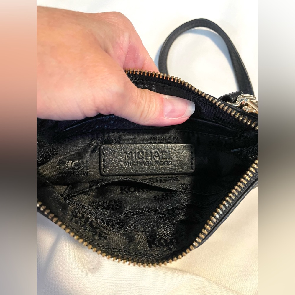 *EUC* *AUTHENTIC* Michael Kors Wristlet Wallet With Gold Zipper - Black- Pebbled - Picture 5 of 11